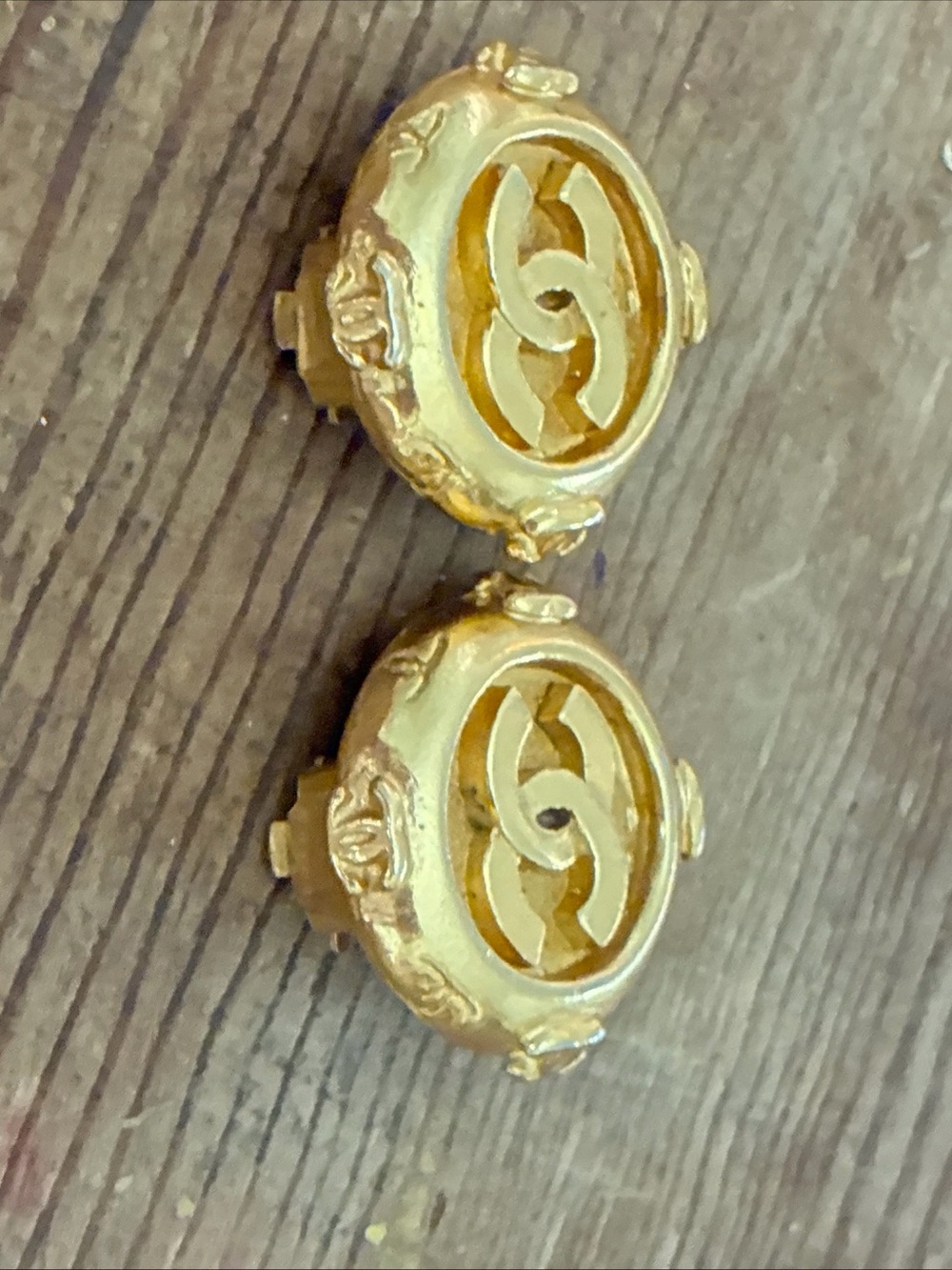 CHANEL Gold Interlocking CC clip on vintage Earrings - Picture 6 of 11